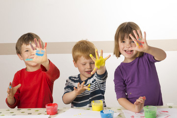 Kinder malen mit Fingerfarben