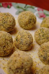 Vegetarian meatballs with cereals, seeds and spinach