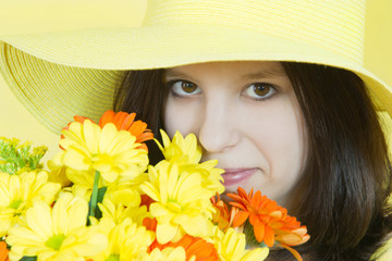 Sommeranfang - Frau mit gelben Blumen