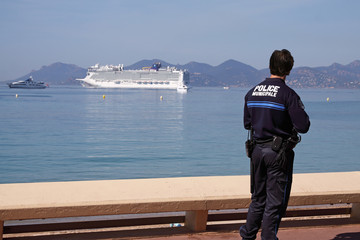un policier sur la croisette