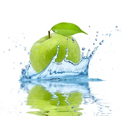 Foto op Canvas Groene appel die in het water valt, geïsoleerd op een witte achtergrond © Jag_cz