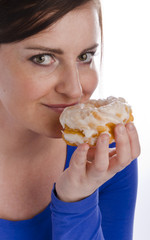 frau mit apfel und kuchen