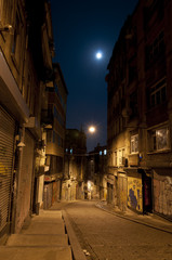 Fototapeta na wymiar Ciemna ulica w nocy, Stambuł, Turcja