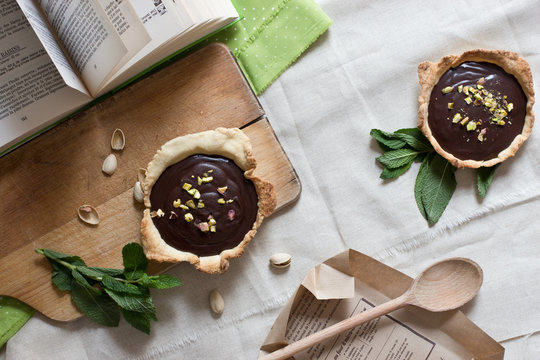 Confection de tartelettes au chocolat