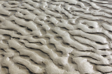 Strukturen im Sand im Gegenlicht