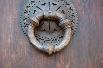 Aldaba de hierro en puerta de madera antigua
