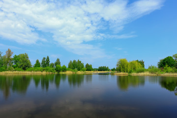 Fototapeta na wymiar Letni krajobraz z jeziora