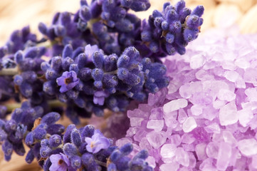 Obraz premium Lavender flowers and the bath salt - beauty treatment