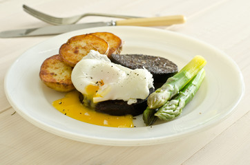 black pudding with asparagus and poached egg