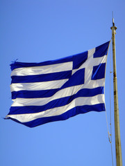 Kapute griechische Fahne bei der Akropolis / Athen