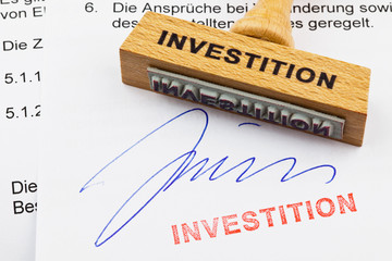 Holzstempel auf Dokument: Investition