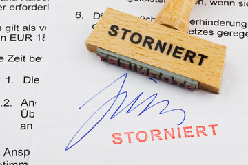 Holzstempel auf Dokument: storniert