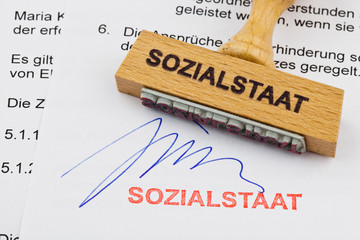 Holzstempel auf Dokument: Sozialstaat