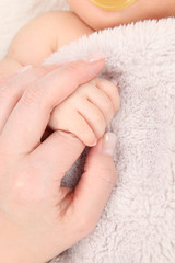 手をつなぐ親子