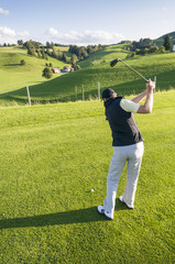 Obraz premium Mann beim Golfen