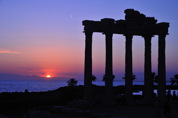 Fototapeta premium ruiny świątyni apollina, boczna, antalya