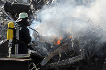Feuerwehrmann mit Atemschutz vor Flammen