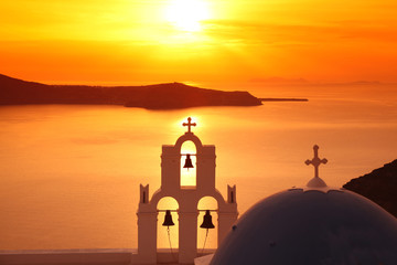 Santorini met traditionele kerk in Fira, Griekenland