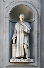 Niccolo Machiavelli Statue Florenz