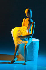 Figur mit Toilettenpapier
