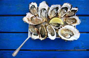 assiette d'huitres sur une table