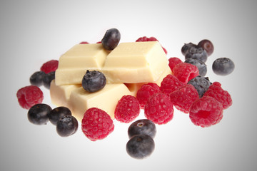 waldfrüchte mit weißer schokolade