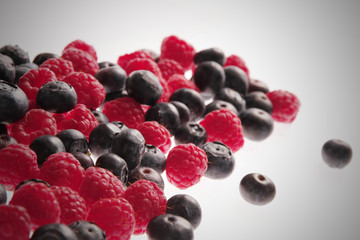 himbeeren und heidelbeeren