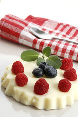 vanillepudding mit waldbeeren