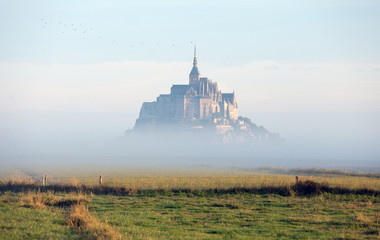 mystiek kasteel in de wolken