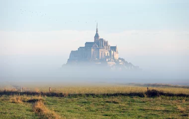 Fotobehang Kasteel mystiek kasteel in de wolken