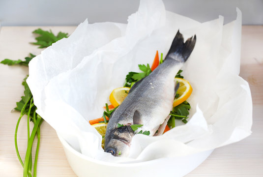 Sea bass en papillote with vegetables and lemons