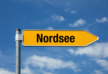 Pfeil mit blauem Himmel NORDSEE