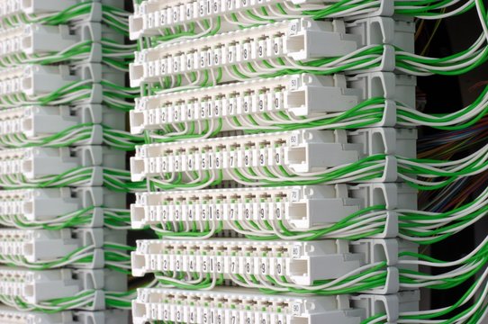 Anschlussmodule mit Schaltdr&auml;hten in einem Telefonverteiler