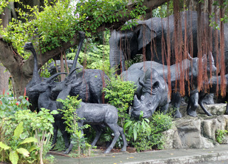 Скульптуры животных в зоопарке Бангкока.