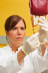 Krankenschwester in Klinik mit Blutkonserve.
