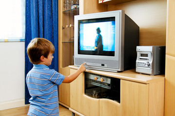 Fototapeta na wymiar Małe dziecko w telewizji