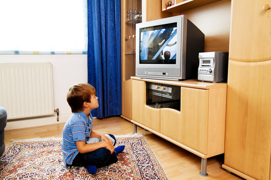 Kleines Kind beim Fernsehen