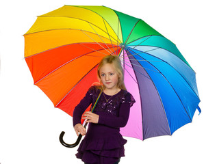 Kind mit einem bunten Regenschirm