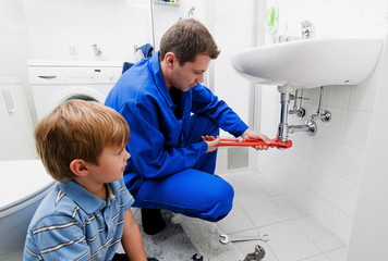Klemptner repariert Waschbecken