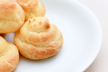 シュークリーム（白い皿）