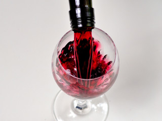 versare vino rosso nei bicchieri