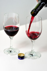 versare vino rosso nei bicchieri