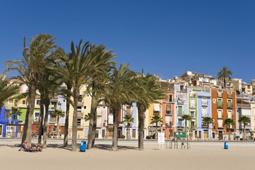 Fototapeta na wymiar Villajoyosa plaży i kąpiących się.