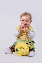 Baby mit Euroschein und Sparschwein