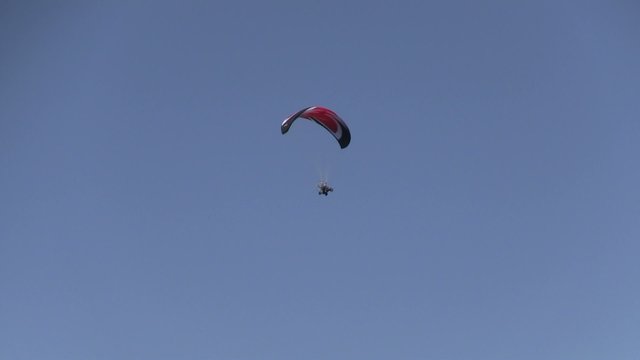 vol dans un ciel bleu