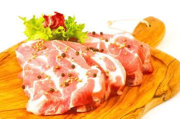 Ñâåæåå ìÿñî íà äîñêå ñ çåëåíüþ è ïåðöåì