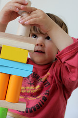 enfant empilant des formes