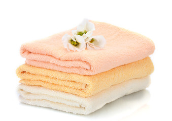 Fototapeta na wymiar kolorowe ręczniki i kwiaty na białym tle