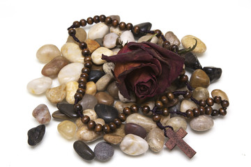 sassi con rosa e croce