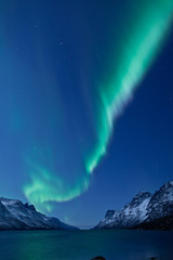 Fototapeta na wymiar Aurora Borealis między fiordami